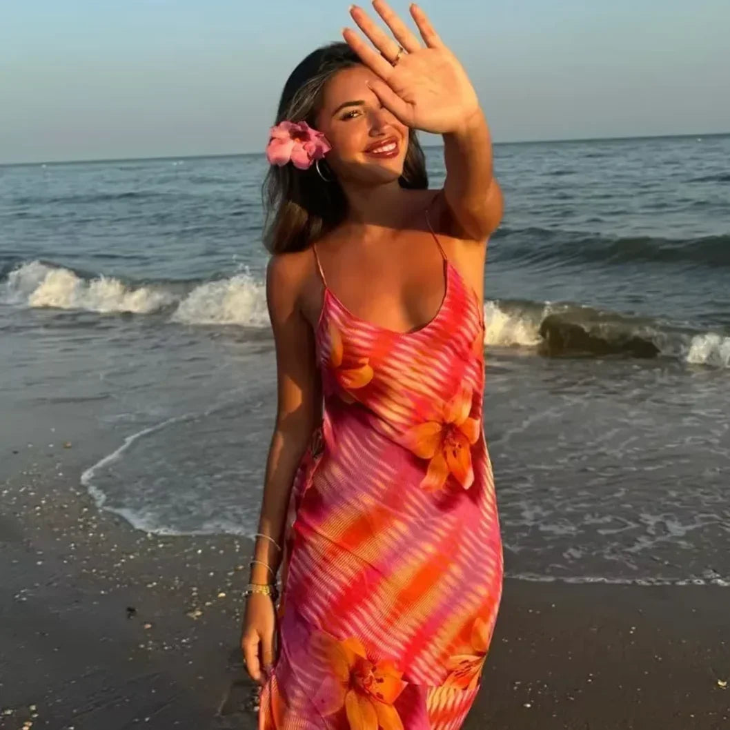 Robe longue d'été à imprimé floral, en tissu léger avec bretelles fines, idéale pour une journée à la plage.