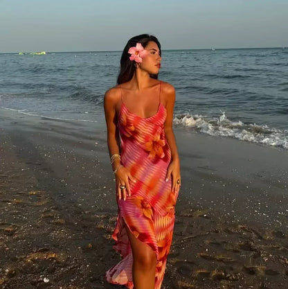 Robe longue estivale à imprimé floral, bretelles fines, en tissu léger, idéale pour la plage. Design élégant et confortable.