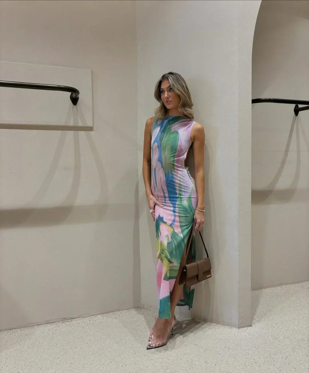 Robe longue sans manches avec imprimé tropical multicolore, en tissu léger et coupe ajustée pour l'été.