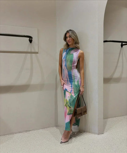 Robe longue sans manches avec imprimé tropical multicolore, en tissu léger et coupe ajustée pour l'été.