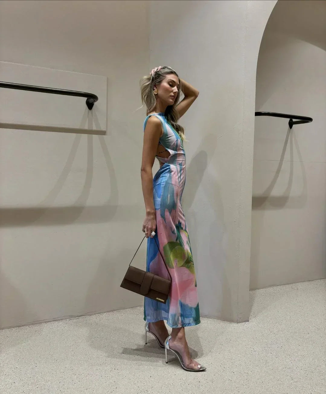 Robe longue sans manches, coupe ajustée, en tissu léger avec imprimé tropical multicolore, idéale pour l'été.