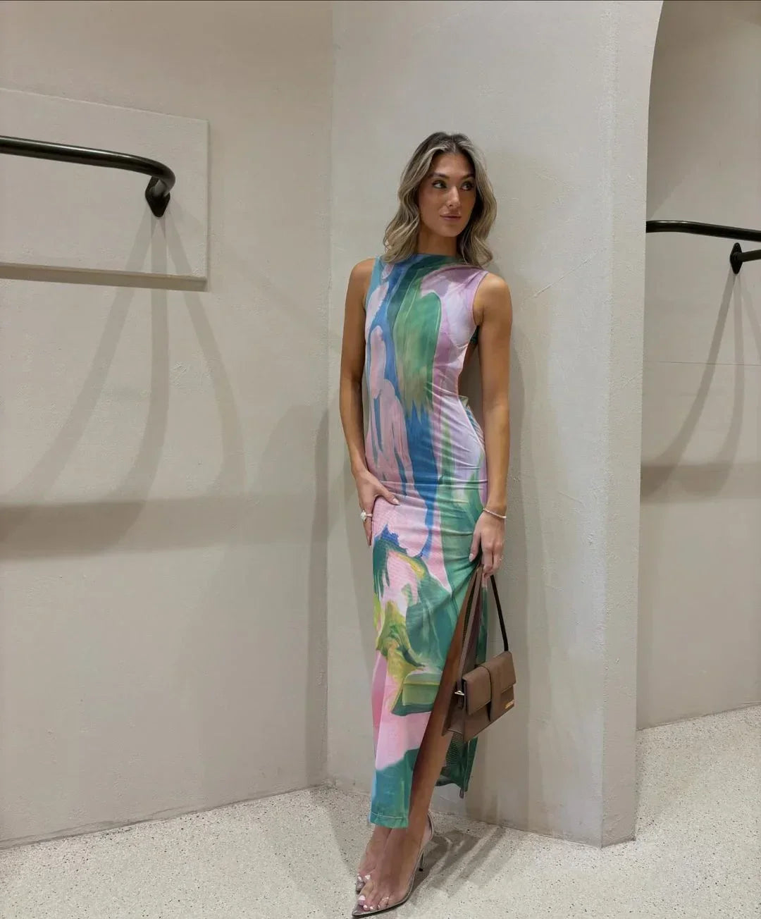 Robe longue sans manches, imprimé tropical multicolore, coupe ajustée en tissu léger, idéale pour l'été.
