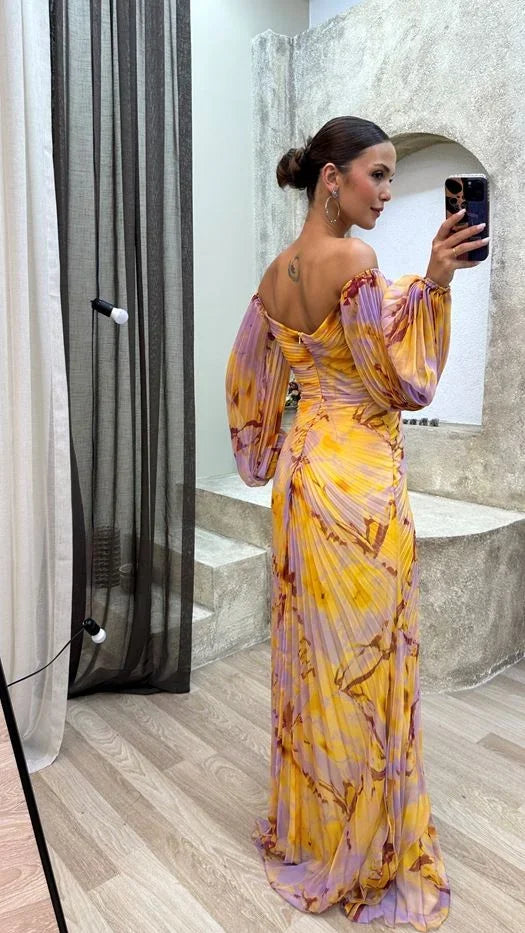 Robe longue jaune plissée, col en V, manches longues, idéale pour les événements, en tissu léger et fluide.
