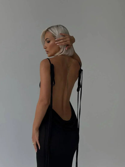 Robe longue élégante en chiffon, dos nu avec liens ajustables, parfaite pour les soirées d'été et les événements spéciaux.