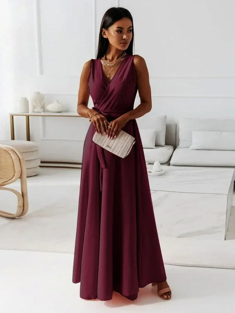 Robe longue plissée sans manches avec col en V, fabriquée en tissu léger et fluide, idéale pour les journées estivales.