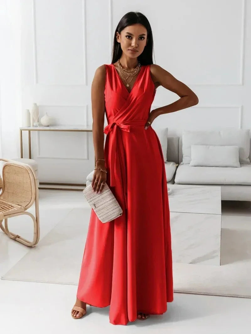Alt text: Robe longue maxi plissée sans manches avec un col en V, confectionnée en tissu léger et fluide, idéale pour les…