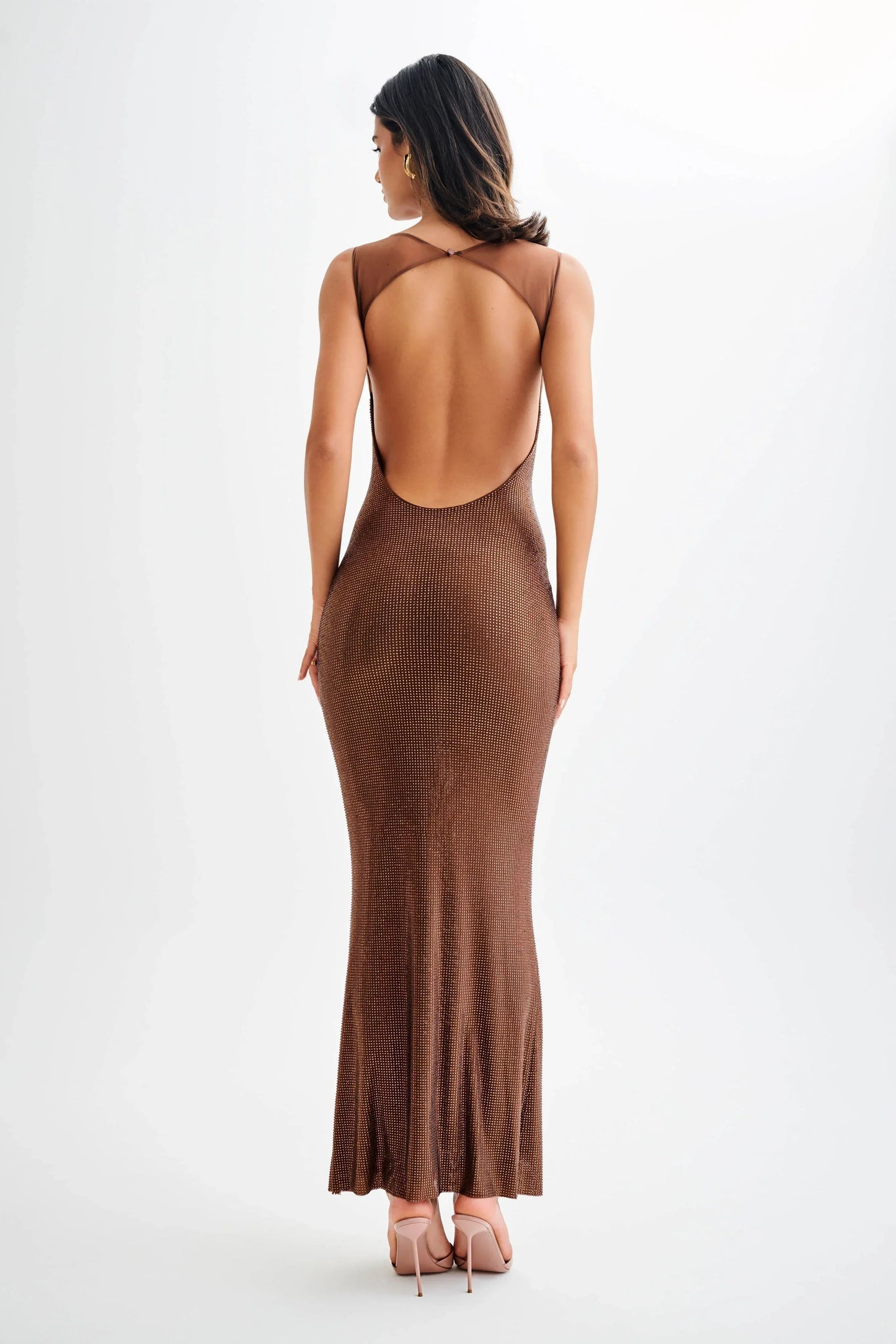 Robe longue marron à bretelles, en tissu pailleté, avec une coupe fluide idéale pour les soirées.