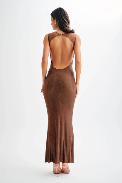 Robe longue marron à bretelles, en tissu pailleté, avec une coupe fluide idéale pour les soirées.