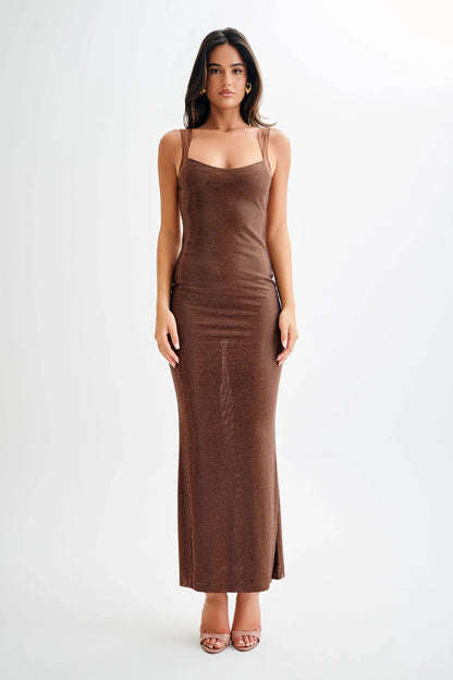 Robe longue pailletée marron à bretelles, en polyester, avec un design éclatant et une coupe fluide, idéale pour les soirées.