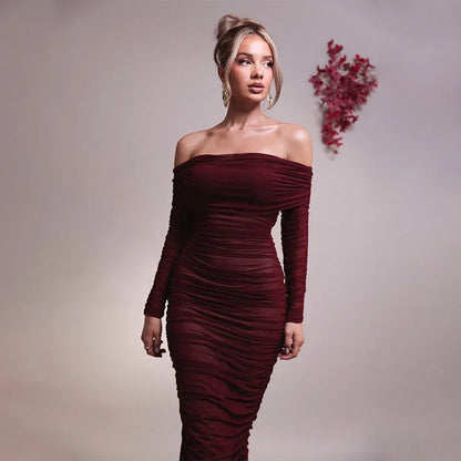 Robe longue en tissu transparent, épaules dénudées, manches longues et froncée, idéale pour des soirées élégantes.