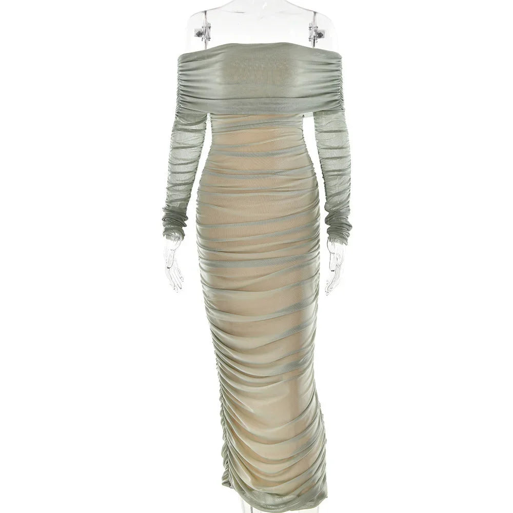 Robe longue décontractée à épaules dénudées, froncée avec manches longues en tissu transparent, idéale pour une soirée.