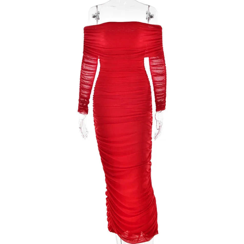 Robe longue transparente, épaules dénudées, froncée avec manches longues, idéale pour les soirées élégantes.