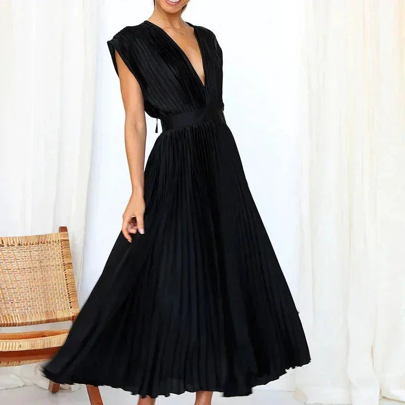 Robe longue plissée avec décolleté en V, manches courtes, en tissu léger, idéale pour les occasions estivales.
