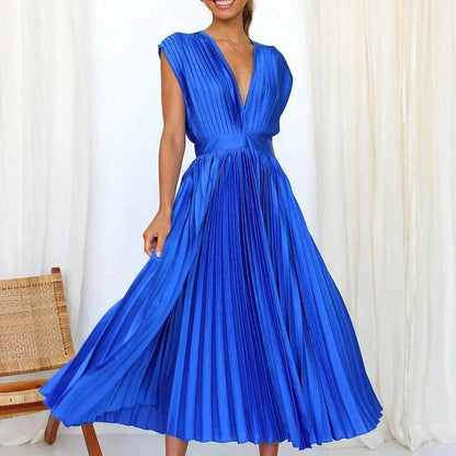 Robe longue plissée bleue, décolleté en V, manches courtes, en polyester doux, idéale pour les occasions estivales.
