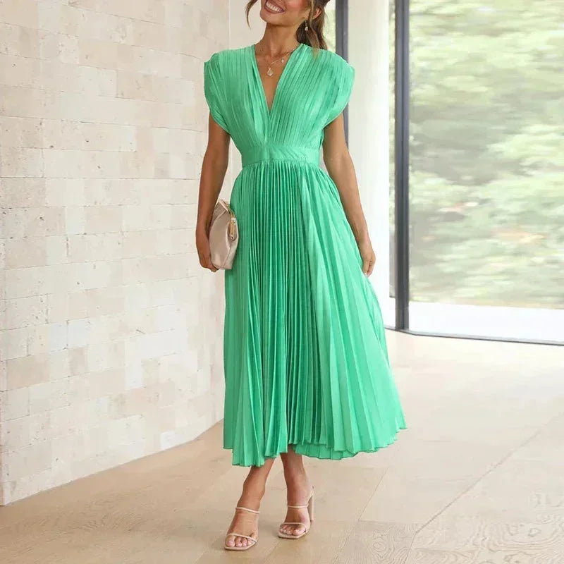Robe longue plissée verte avec décolleté en V et manches courtes, confectionnée dans un tissu léger et fluide pour un…