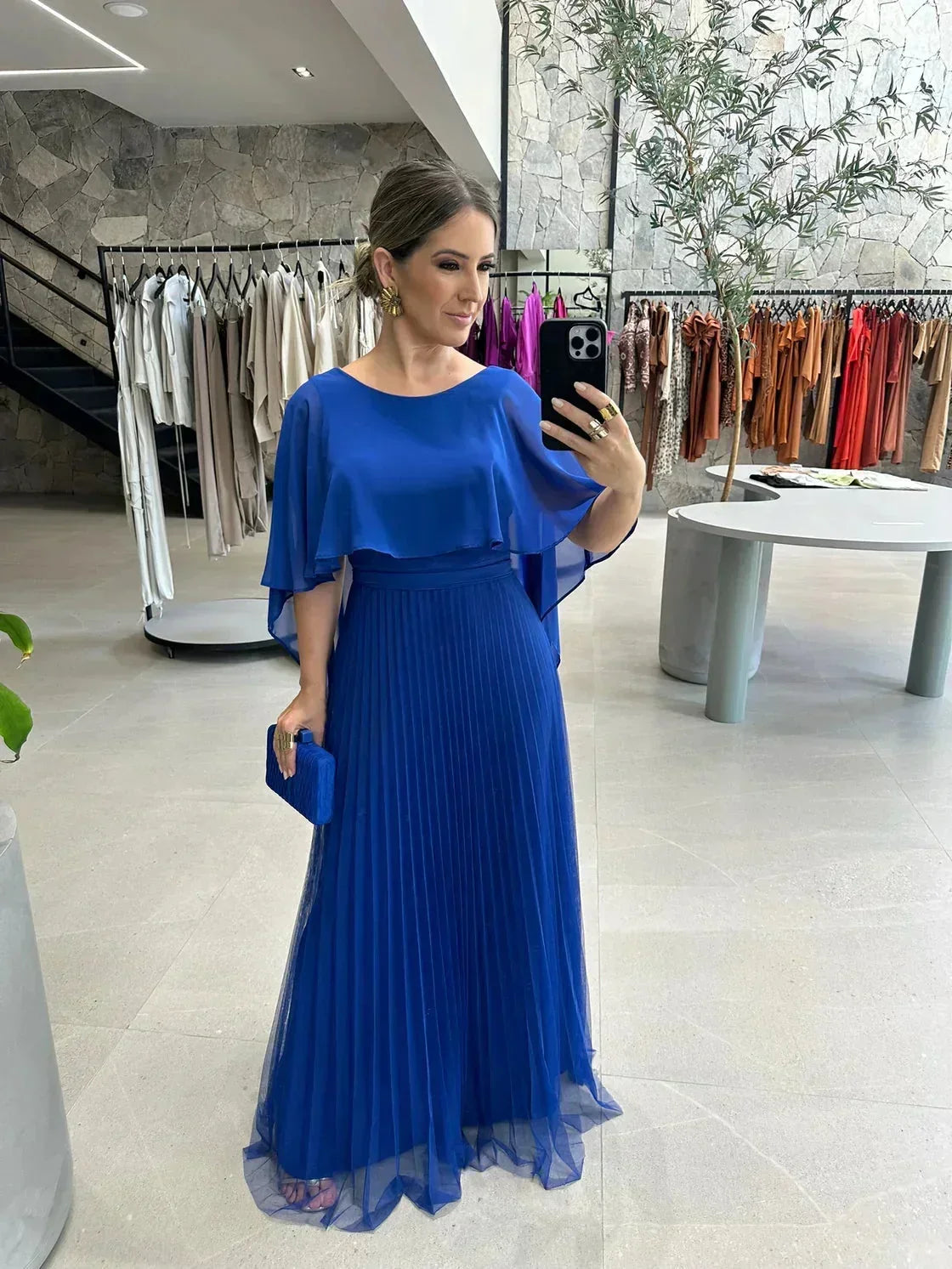 Robe longue plissée femme en polyester, avec manches fluides et col rond, parfaite pour un look élégant et confortable.