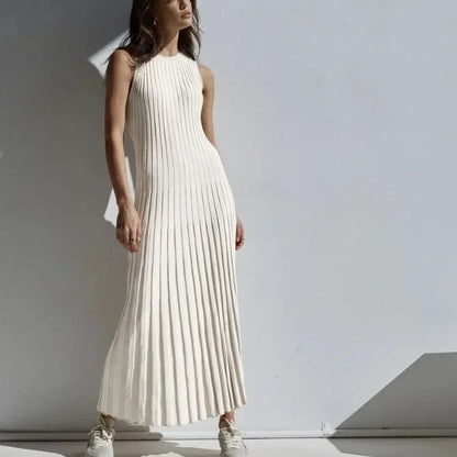 "Robe longue plissée sans manches en tissu fluide, parfaite pour des soirées d'été élégantes et confortables."