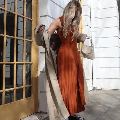 Alt text: Robe longue plissée sans manches en tissu fluide, idéale pour des soirées d'été avec un design élégant et léger.