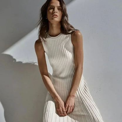 Robe longue plissée sans manches en tissu fluide, idéale pour une soirée d'été, mettant en valeur un design léger et élégant.