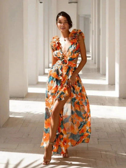 Robe longue rose en tissu léger, portefeuille avec volants et motifs floraux en V, idéale pour les soirées d'été.