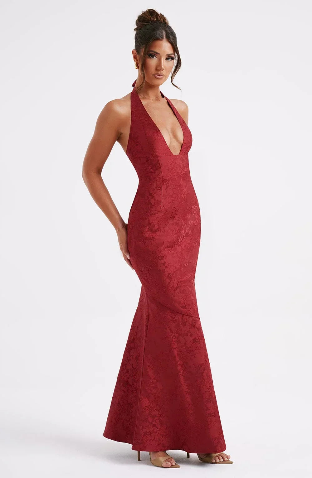 Robe longue rouge en tissu léger, col licou, avec nœud à la taille, idéale pour les soirées élégantes.