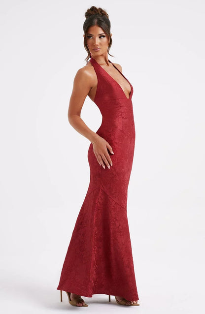 Robe longue rouge en tissu fluide, col licou avec nœud élégant, idéale pour des soirées spéciales.