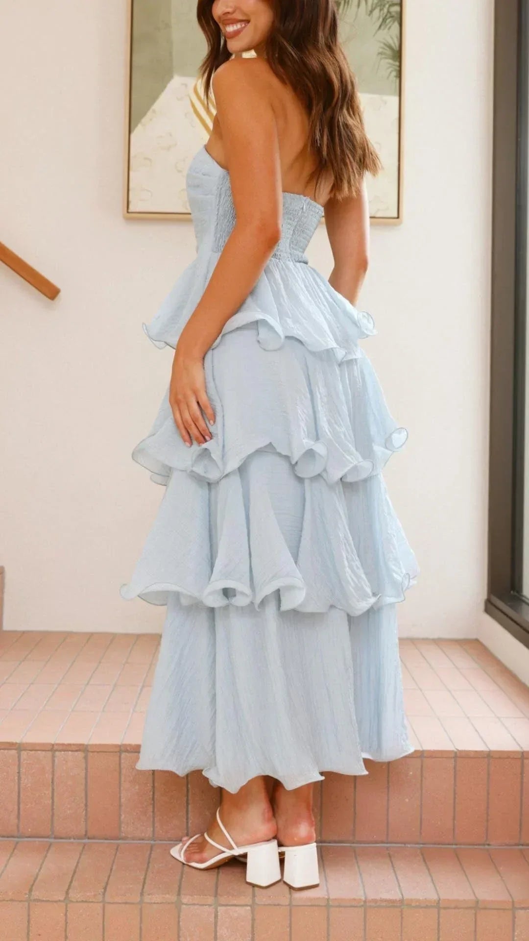 Robe longue sans bretelles en tissu léger, ornée de volants en couches pour une silhouette fluide, parfaite pour les soirées.
