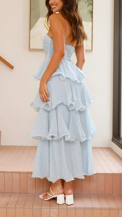 Robe longue sans bretelles en tissu léger, ornée de volants en couches pour une silhouette fluide, parfaite pour les soirées.