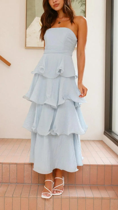 Robe longue sans bretelles en tissu léger, avec des volants en couches pour un look fluide et élégant lors des soirées.
