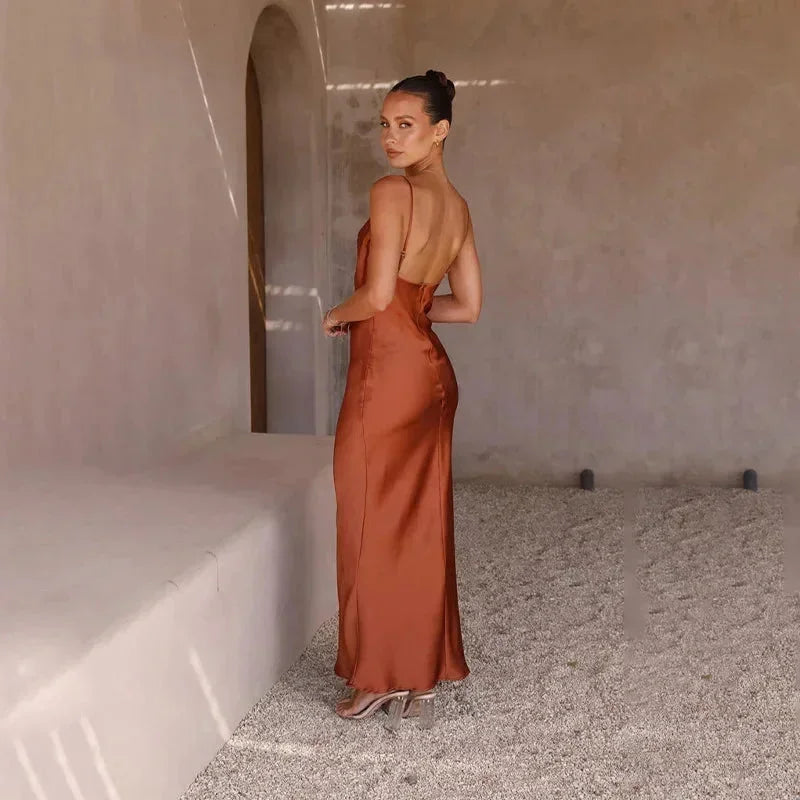 Robe longue sans manches en satin, col bénitier, disponible en plusieurs couleurs, idéale pour les occasions spéciales.