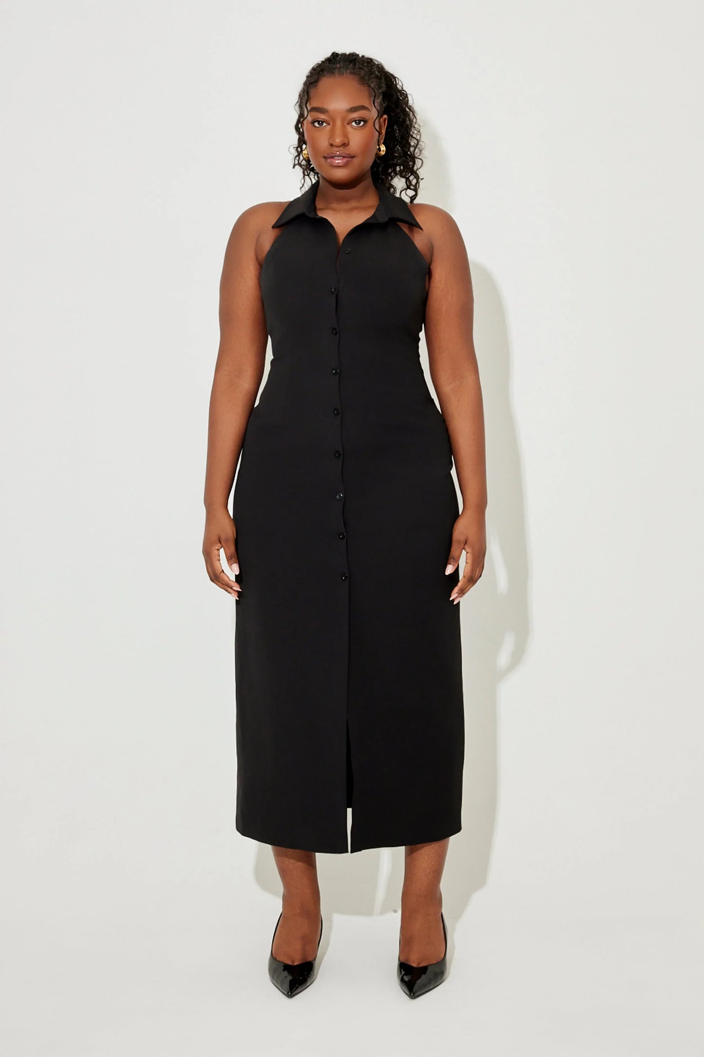 Robe longue sans manches en tissu léger, avec un col en V flatteur et une coupe fluide pour un confort quotidien.