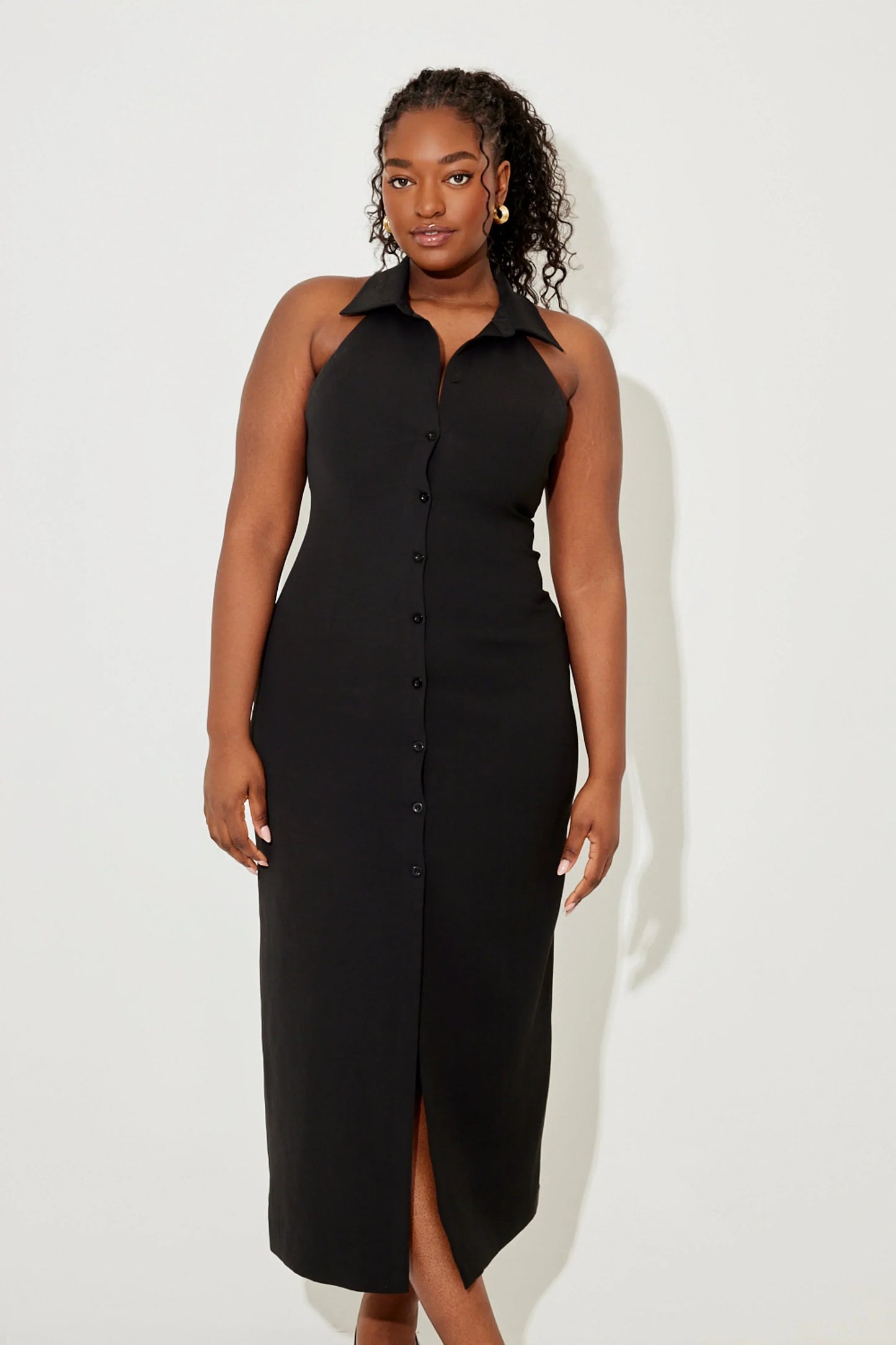 Robe longue sans manches avec col en V, en tissu léger, parfaite pour les journées chaudes et les occasions décontractées.
