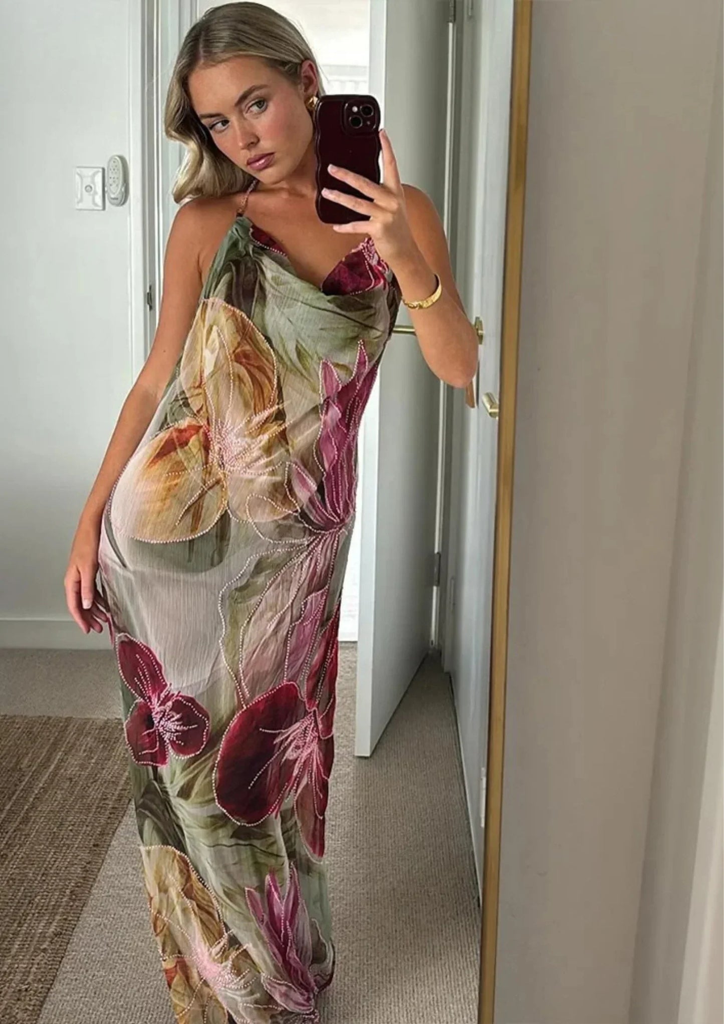 Robe longue sans manches en tissu léger, motif floral multicolore, fente élégante et décolleté en V pour l'été.