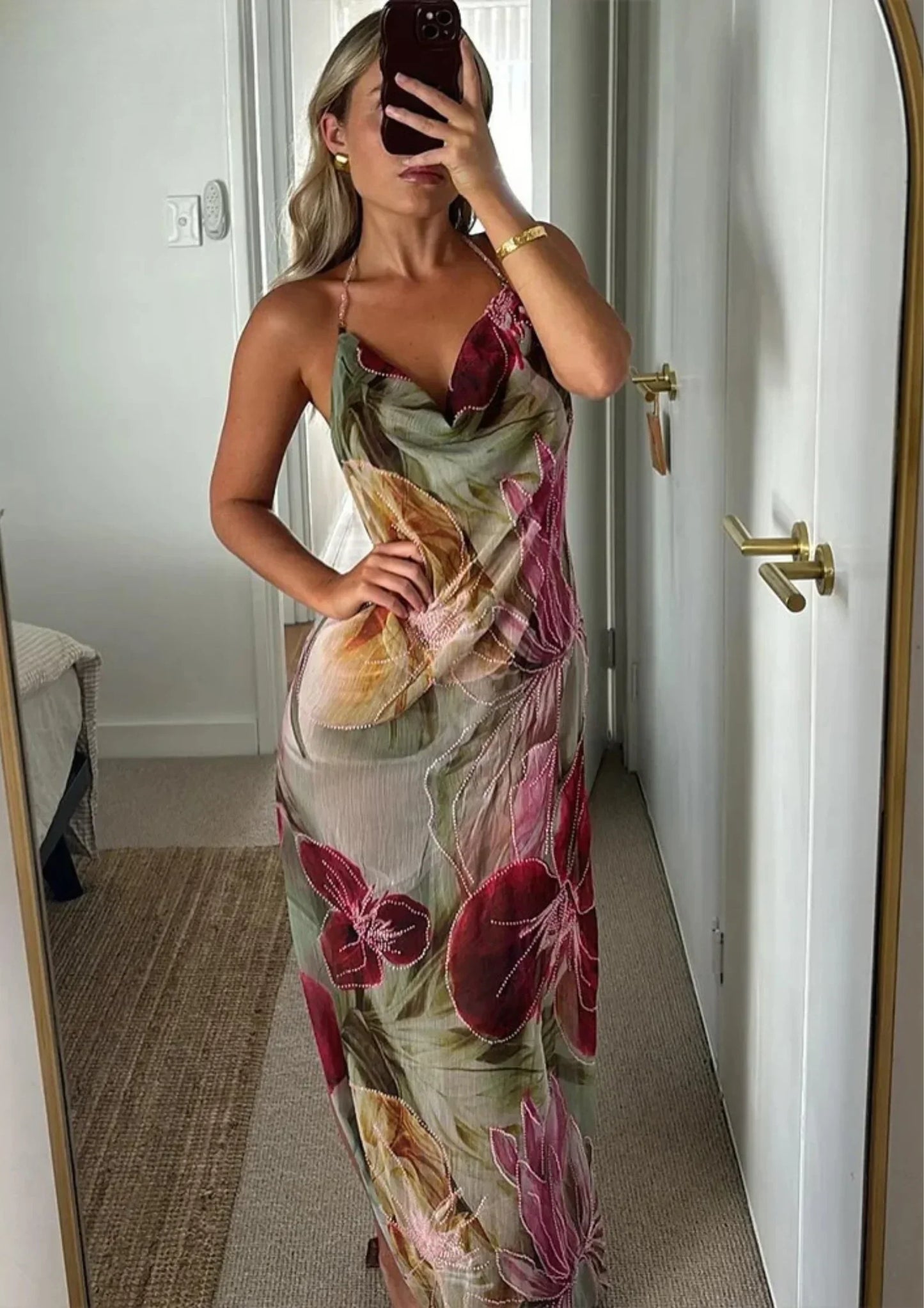 Robe longue sans manches à fleurs multicolores, fendue avec un col en V, idéale pour les journées d'été.