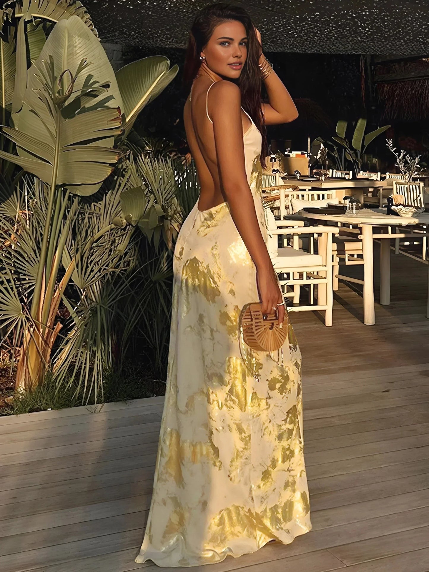 Robe longue satinée dorée avec bretelles, design fluide et élégant, parfaite pour des soirées spéciales.