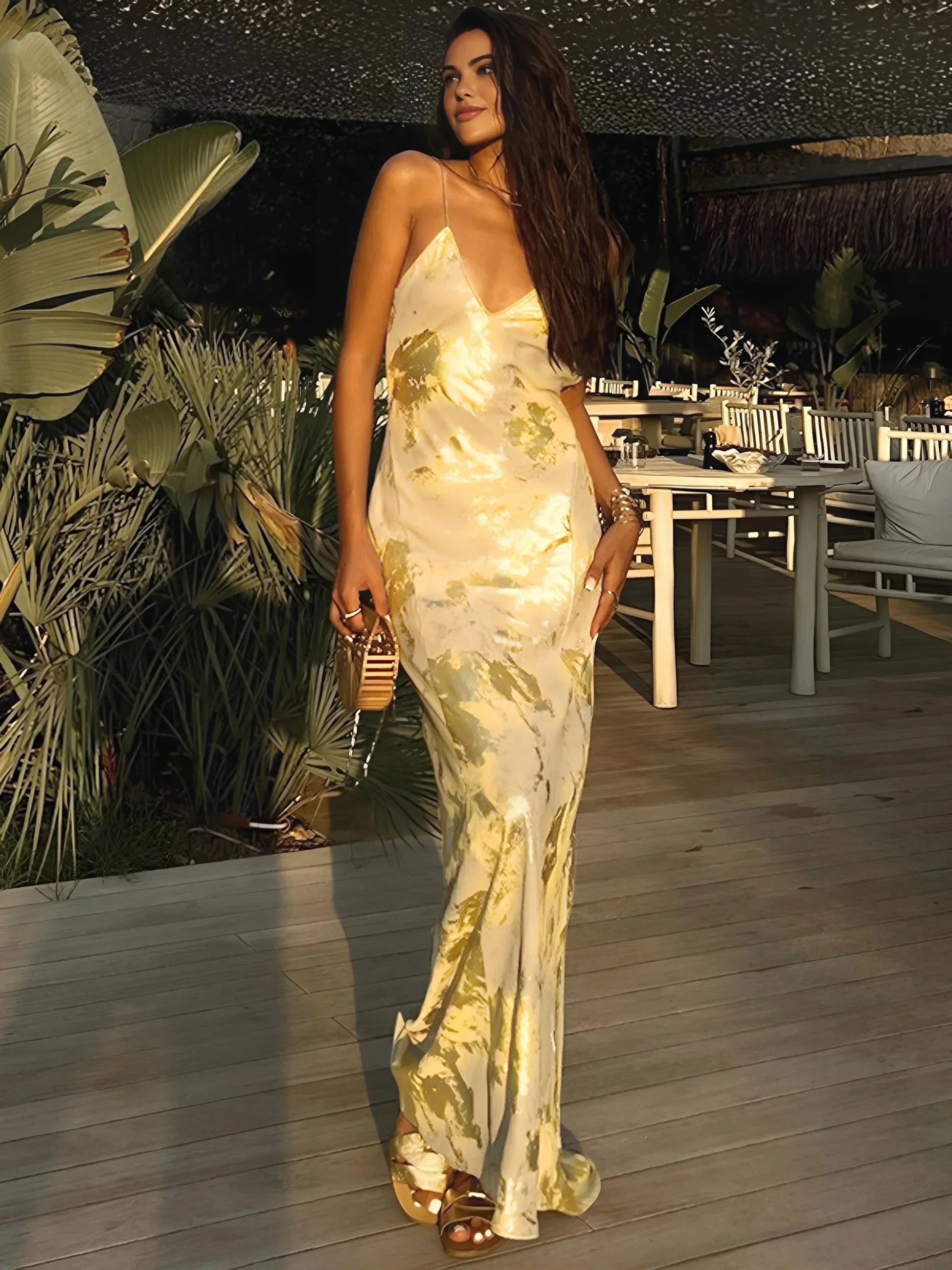 Robe longue en satin doré avec bretelles, au design fluide et élégant, parfaite pour les soirées et occasions spéciales.
