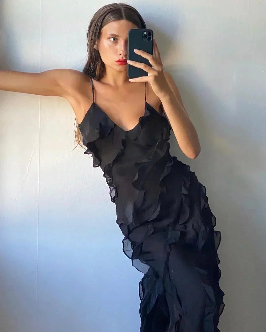 Robe longue femme en tissu léger, à volants, avec bretelles fines pour un look élégant et fluide lors des soirées.