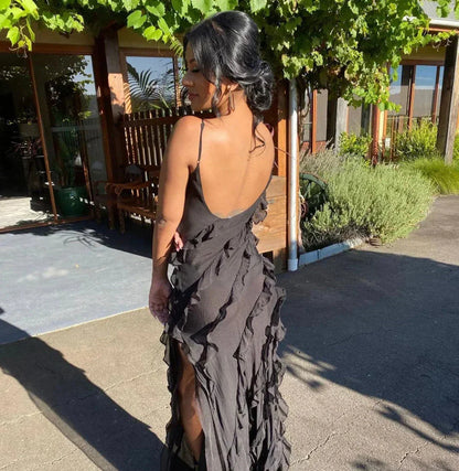 Robe longue soirée femme en chiffon, avec volants délicats et bretelles fines pour une silhouette élégante.