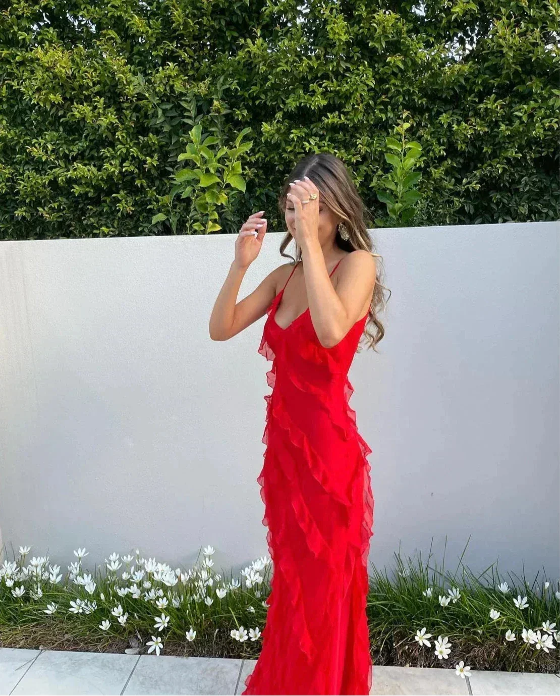 Robe longue soirée en chiffon léger, à volants et bretelles fines, parfaite pour une silhouette fluide et élégante.