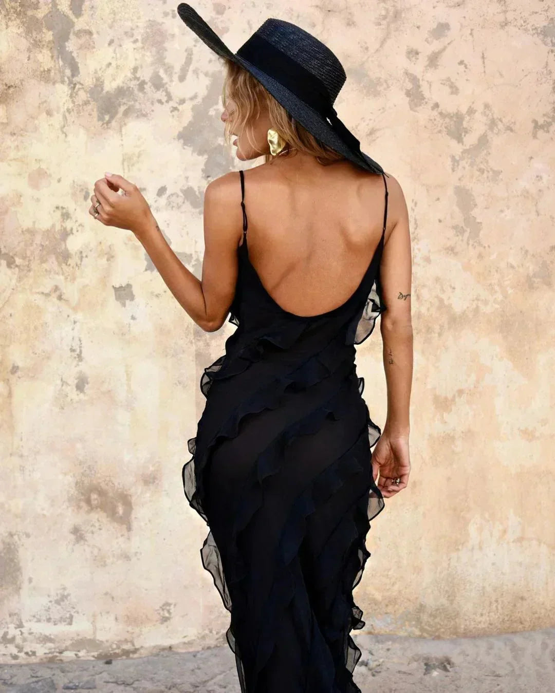 Robe longue en chiffon léger avec volants et bretelles fines, idéale pour les soirées d'été.