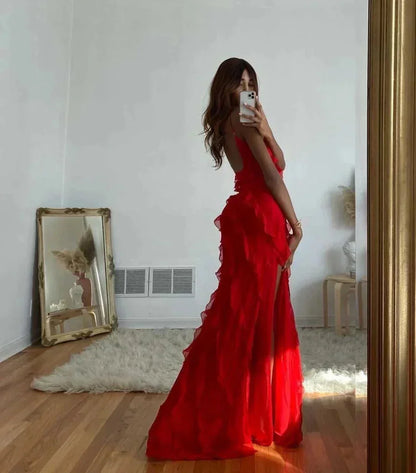 Robe longue en tissu léger avec volants et bretelles fines, parfaite pour des occasions formelles ou des soirées estivales.