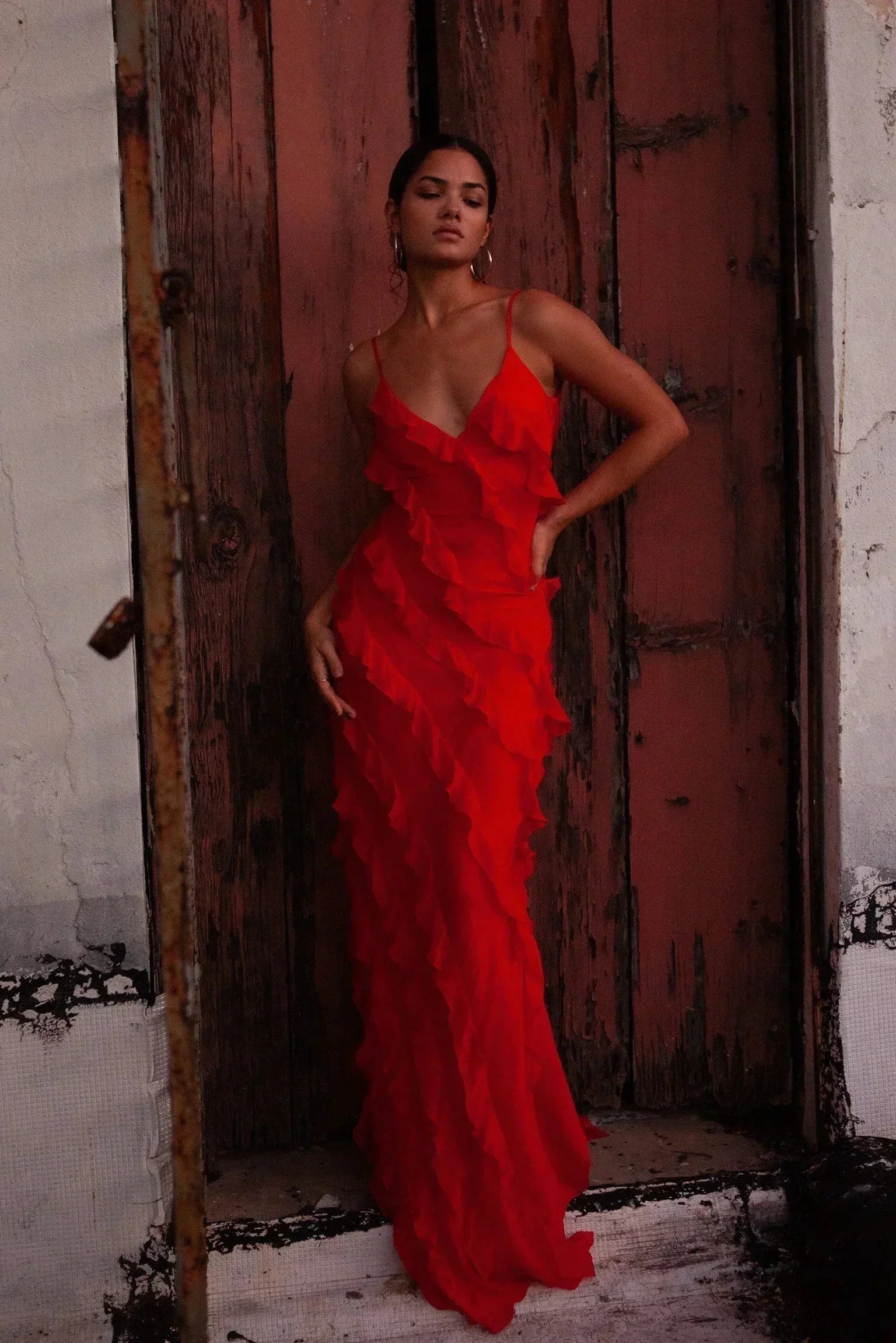 Robe longue en chiffon, avec volants délicats et bretelles fines, parfaite pour des soirées élégantes.