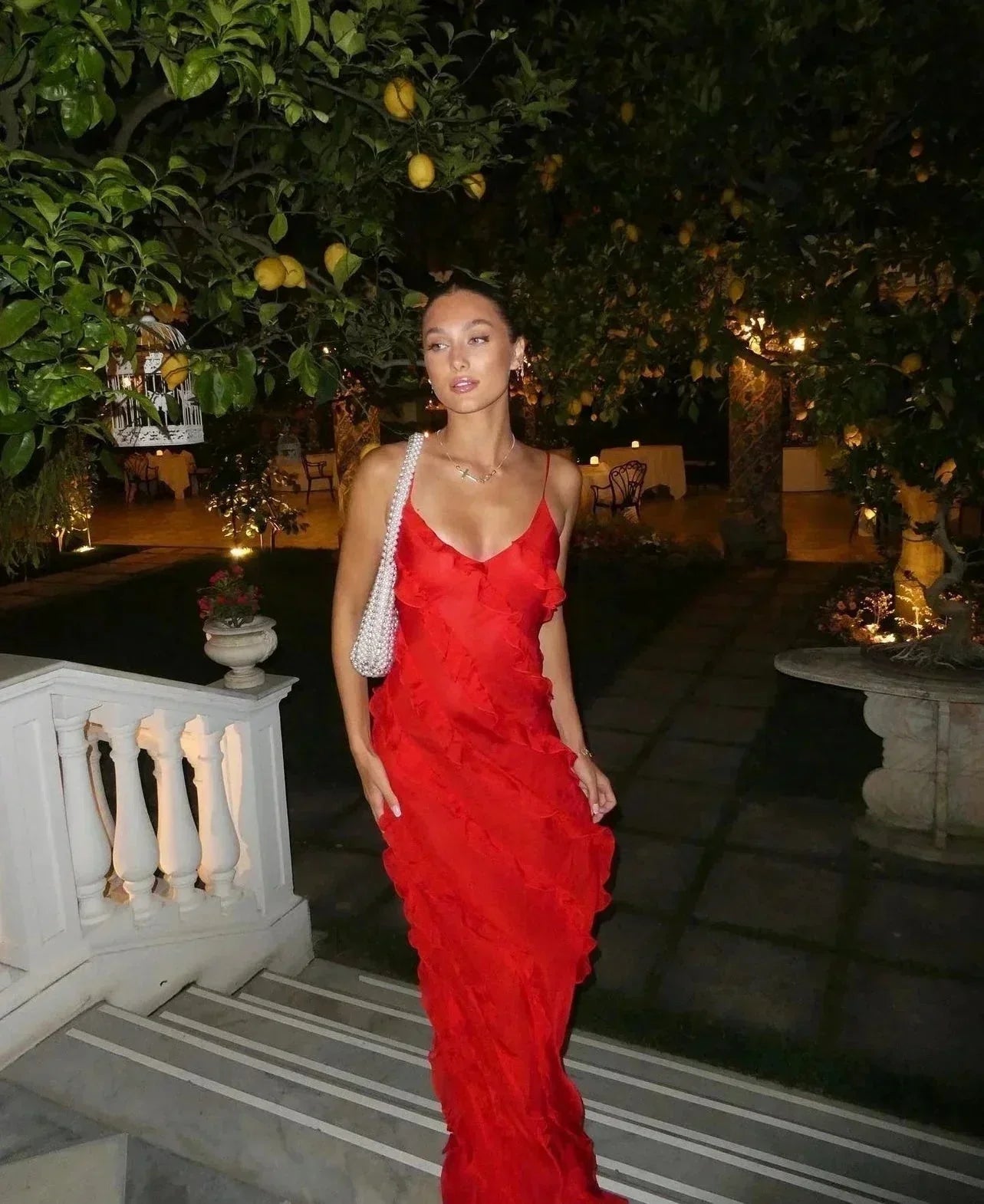 Robe longue soirée femme en paillettes rouges, bretelles fines et volants, idéale pour des occasions spéciales.