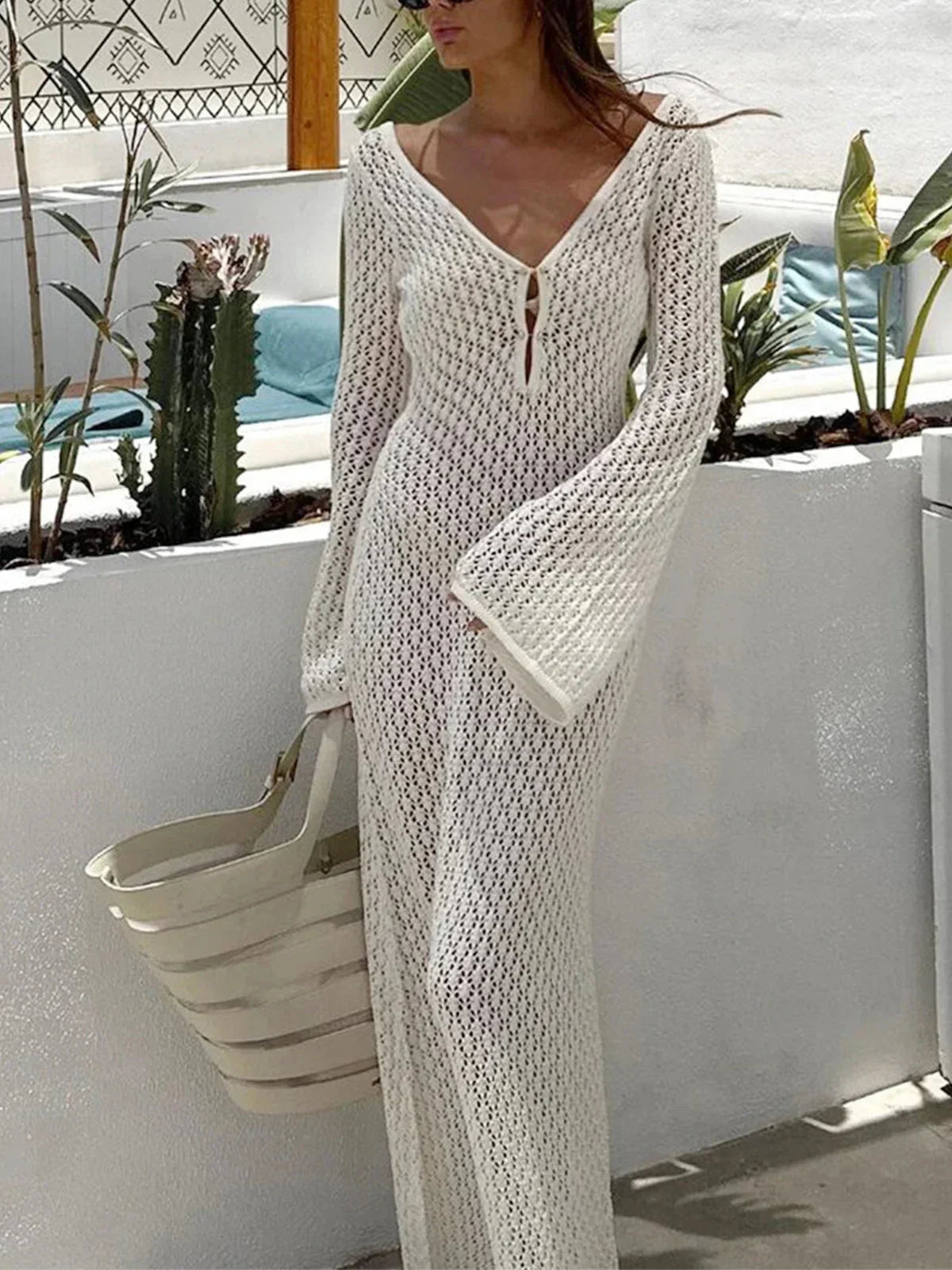Alt text : Robe longue tricotée en maille douce, avec décolleté en V et manches longues, parfaite pour les jours frais.