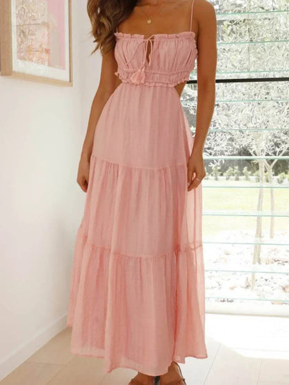 Robe longue en tissu léger avec volants, cordon à la taille et bretelles fines, idéale pour un look estival décontracté.