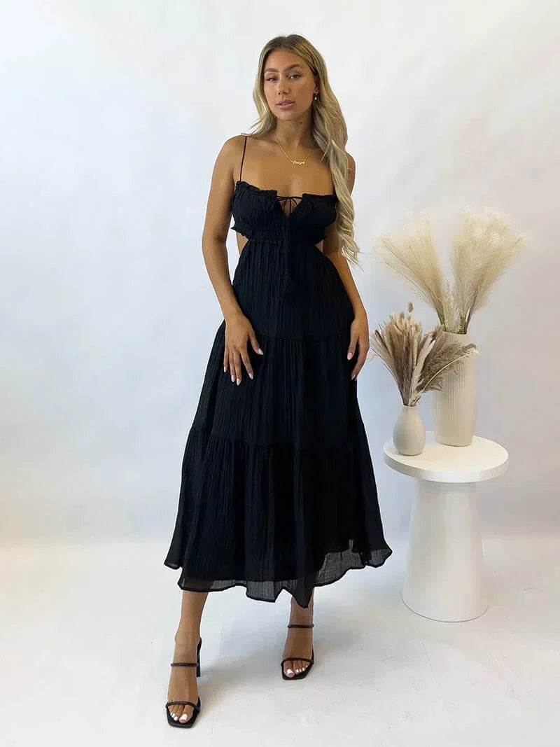 Robe longue légère avec volants, bretelles fines et cordon, idéale pour un look décontracté d'été.