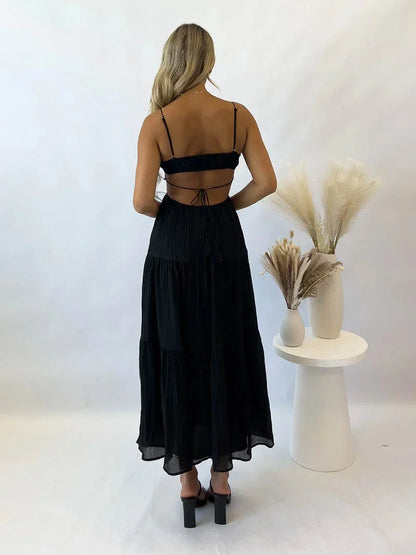 Robe longue à volants, tissu léger, cordon ajustable, bretelles fines, parfaite pour une tenue d'été décontractée.