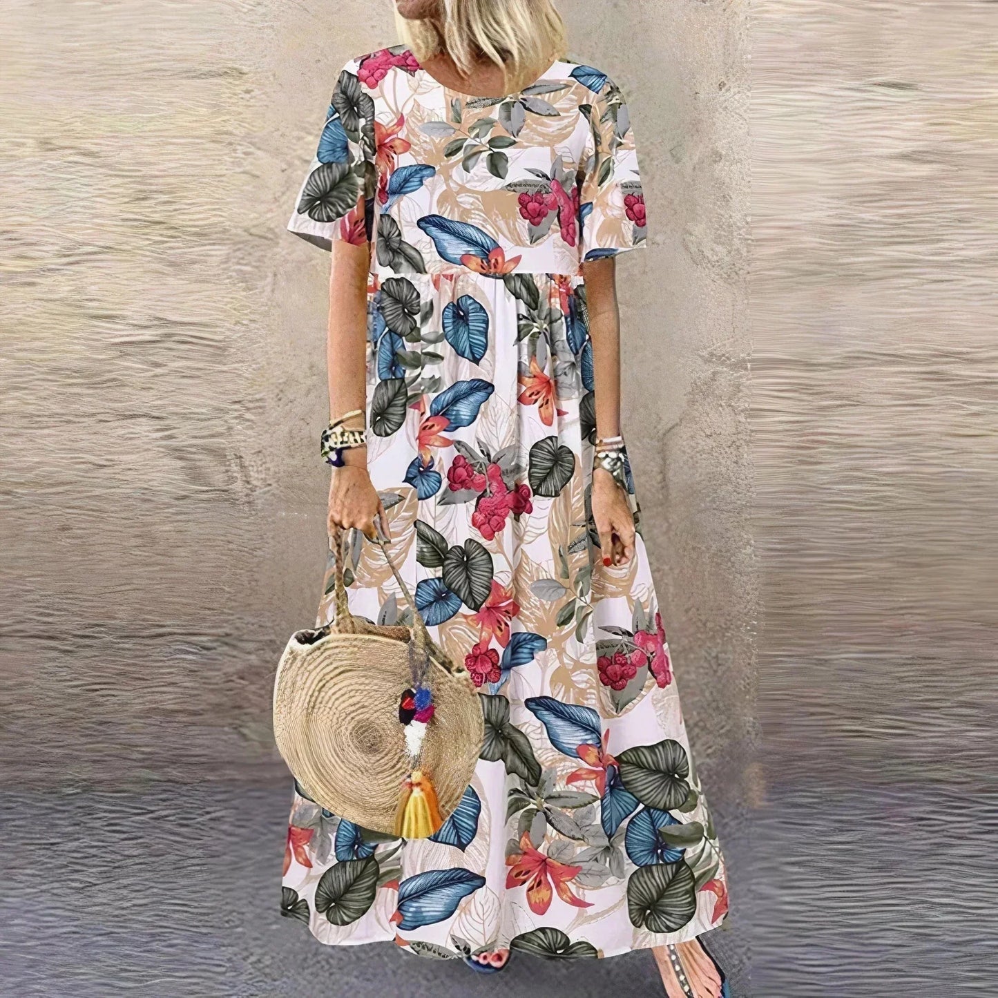 Robe longue blanche à volants, motif botanique, manches courtes en tissu léger pour une allure estivale et fraîche.