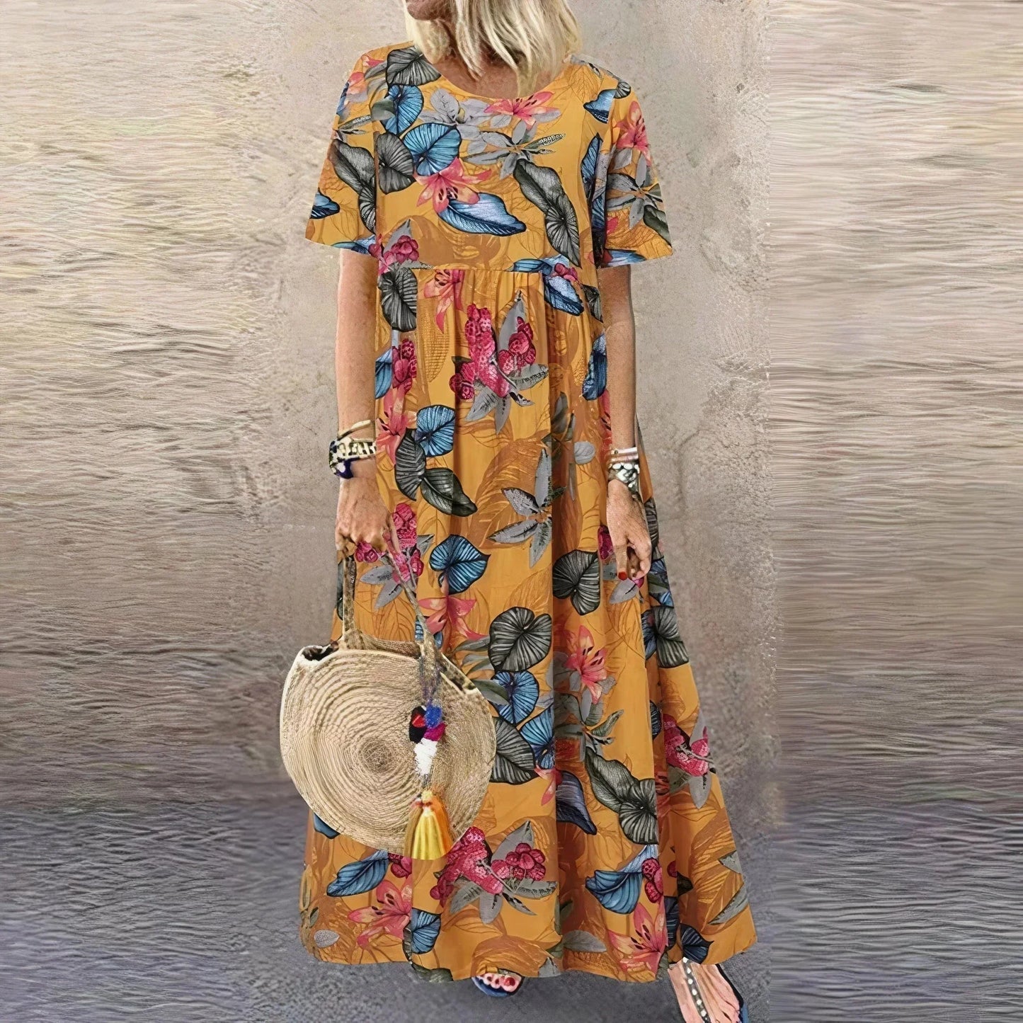 Robe longue jaune à volants, motif botanique, manches courtes, en tissu léger et fluide, idéale pour les journées…