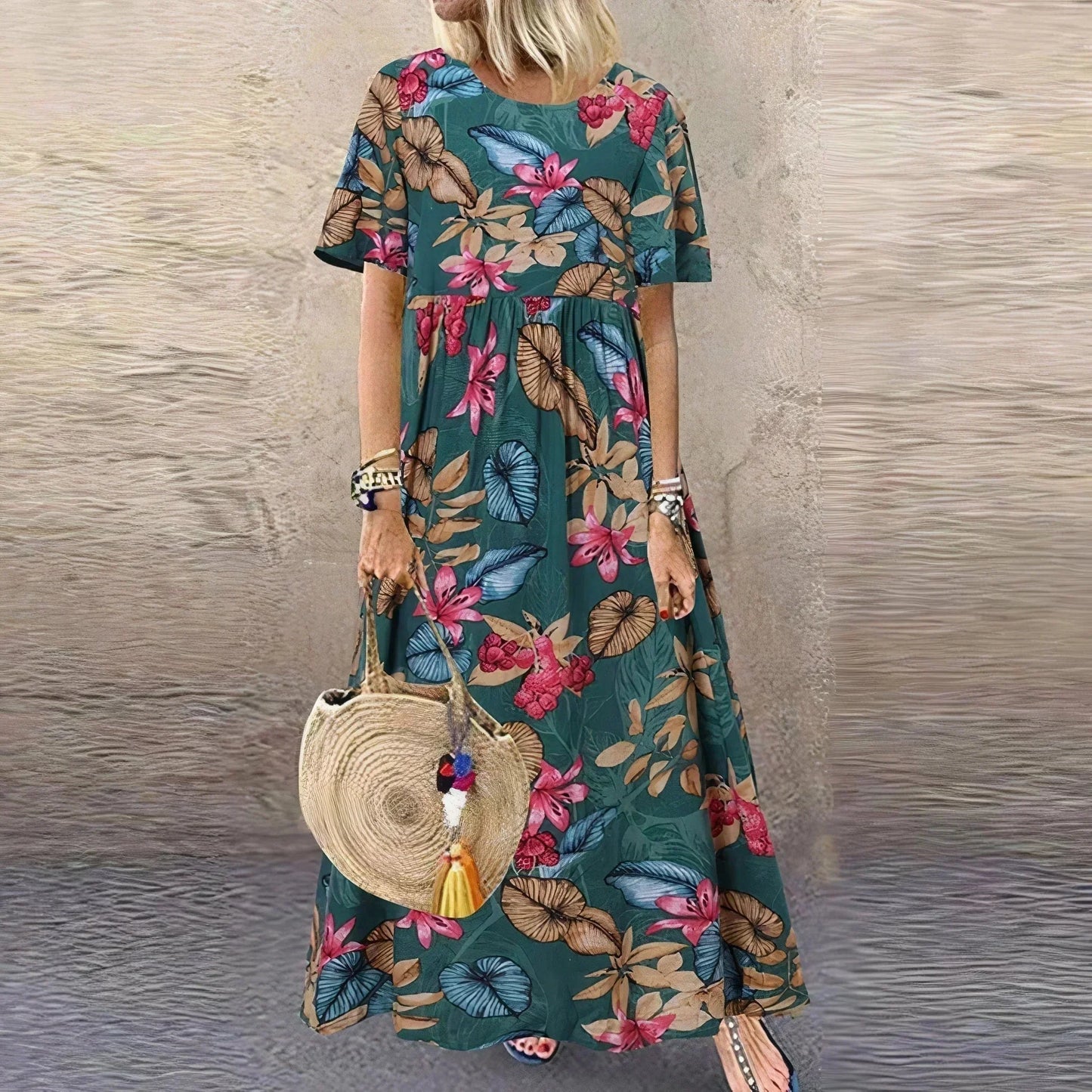 Robe longue vert à volants, motif botanique, manches courtes, en tissu léger et fluide pour un confort optimal.
